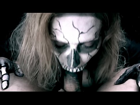 ❤️ Vajzë demonike që thith karin me gojën e saj të zezë dhe gëlltit sperma. Video e ndyrë në pornografi sq.pornburst.ru ️❤